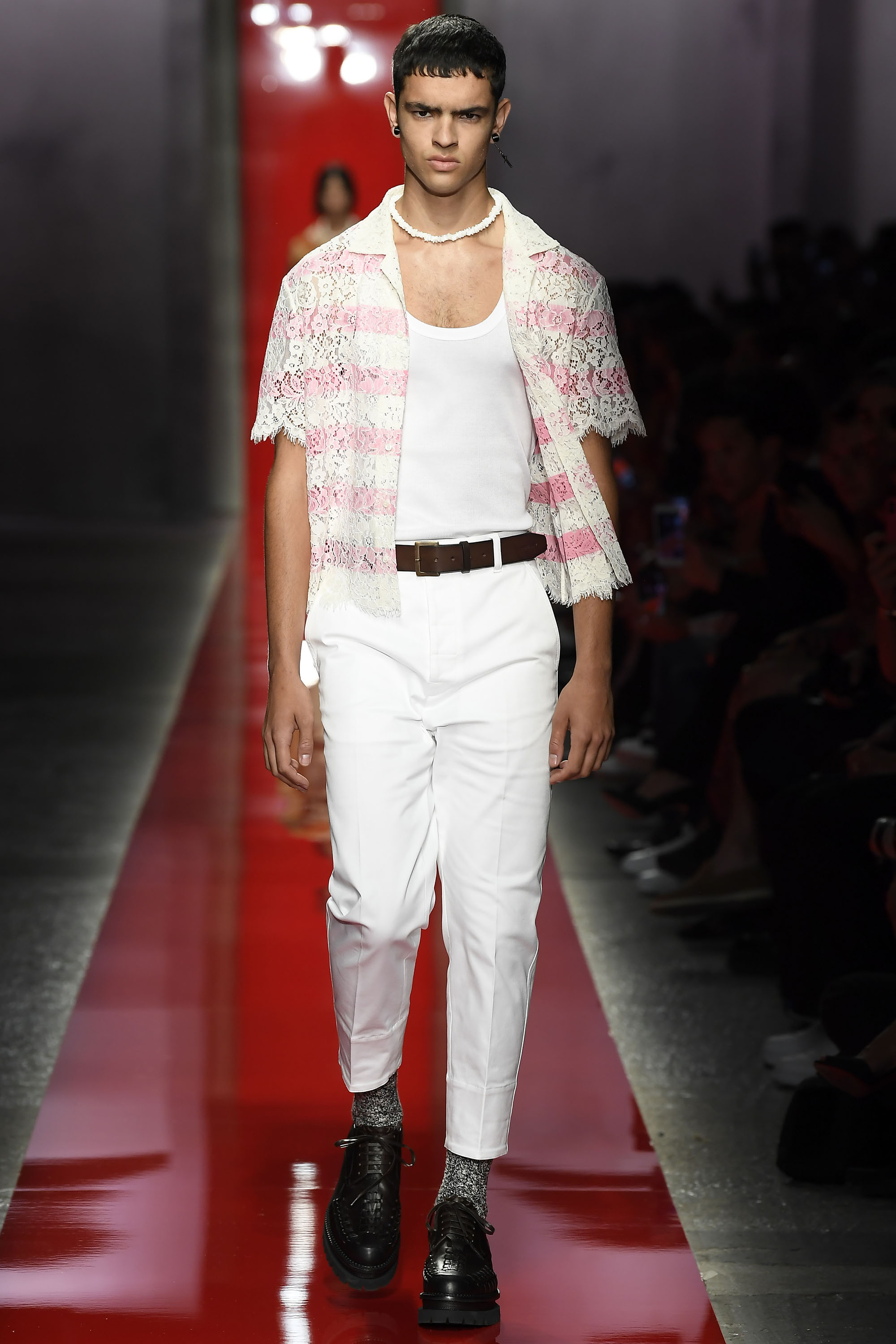 dsquared2 key bag采用闪亮皮革制成,长方形造型小巧