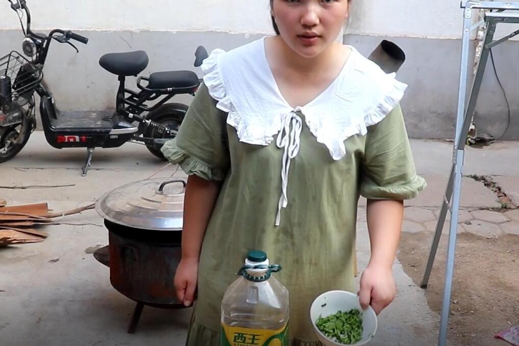 农村小媳妇精心制作鲫鱼汤味道简直没的说吃着太过瘾了