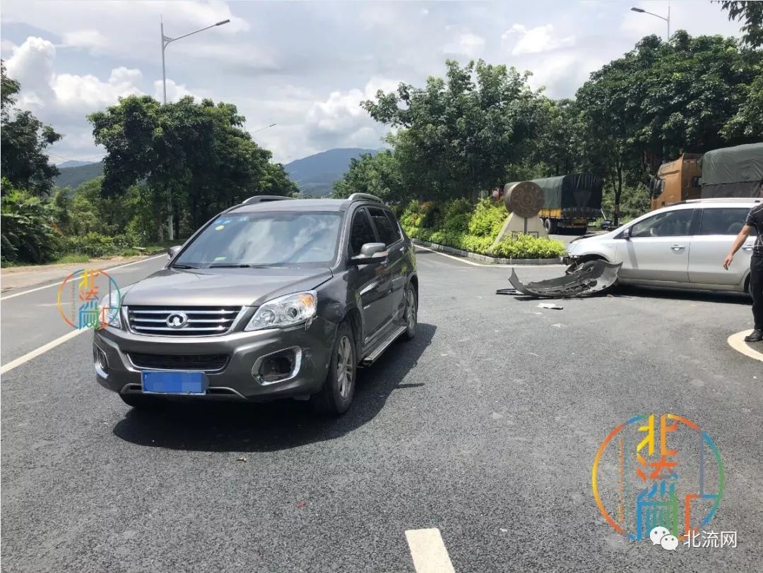 北流兩越野車,大戰民樂高速引道!撞得稀巴爛