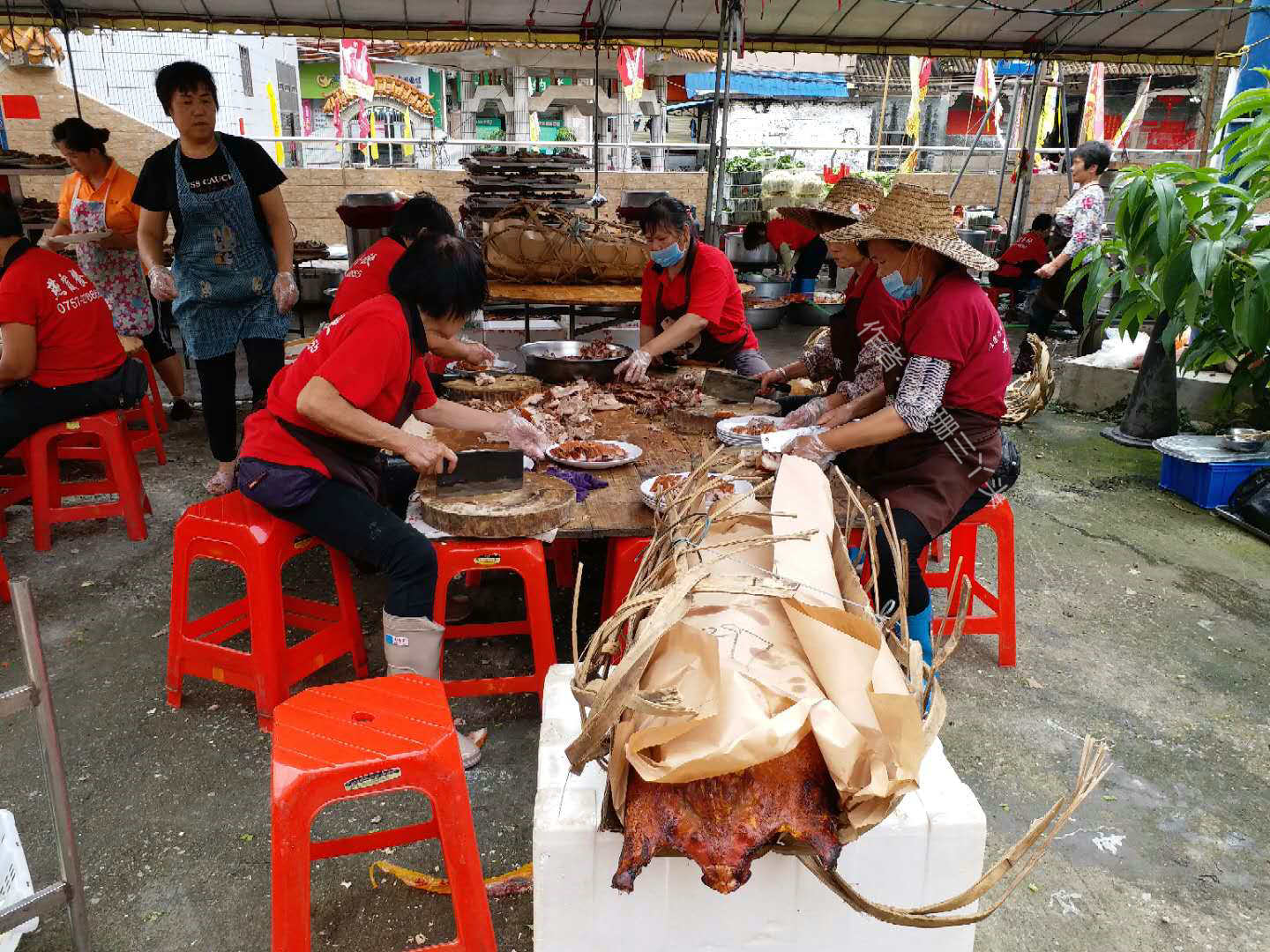 在龙舟赛结束之后,赛龙舟的村子都会组织村民一起吃龙船饭