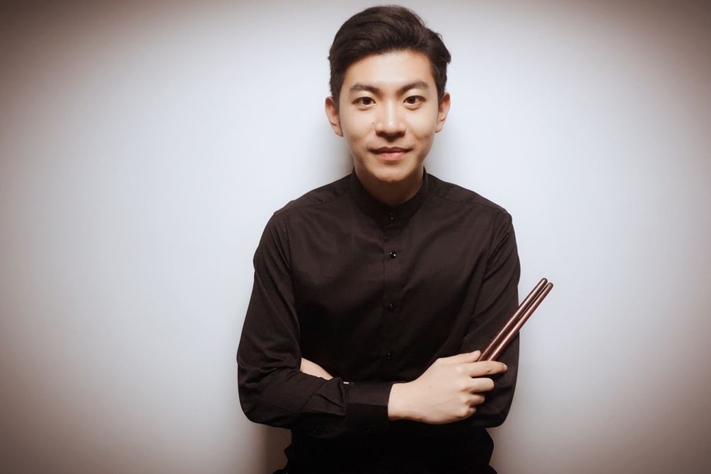 李凯文,五岁起师从于青岛大学音乐学院周正申老师学习打击乐,2014年考
