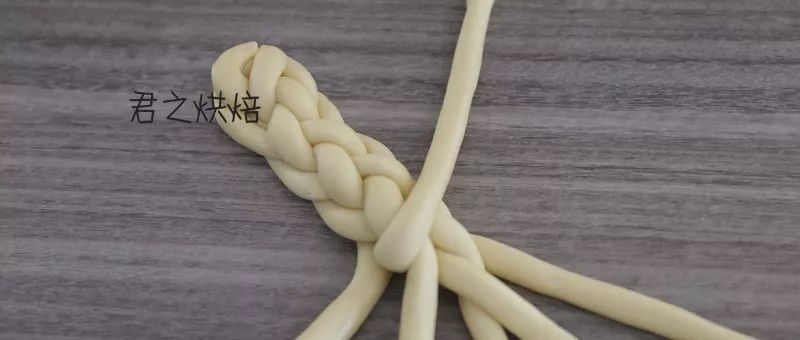一个编辫子,难倒多少人.不怕,我有视频 | 超带感的6股辫子面包