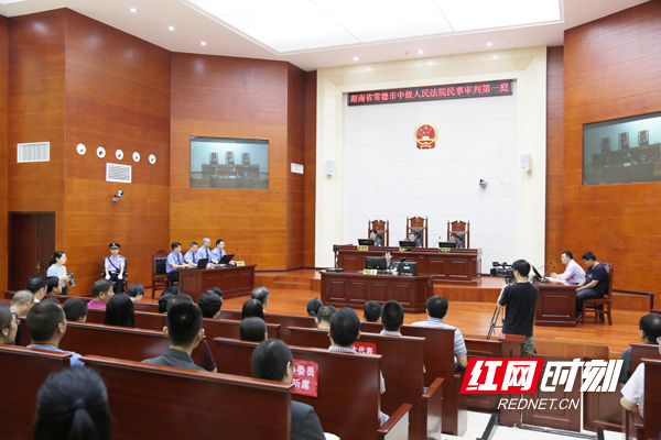庭审现场.