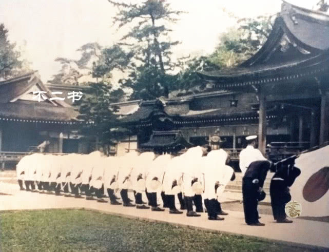 原創上色老照片:二戰日本國內軍民參拜靖國神社,展露軍國主義的狂熱