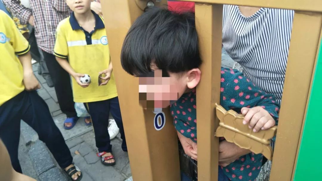 险宜春一小孩头卡护栏还有哪些危险源要让孩子远离