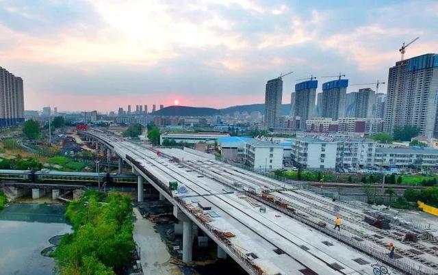 黄河路贯通工程起于迎宾大道和彭祖大道交叉处,沿黄河东路向西穿拖
