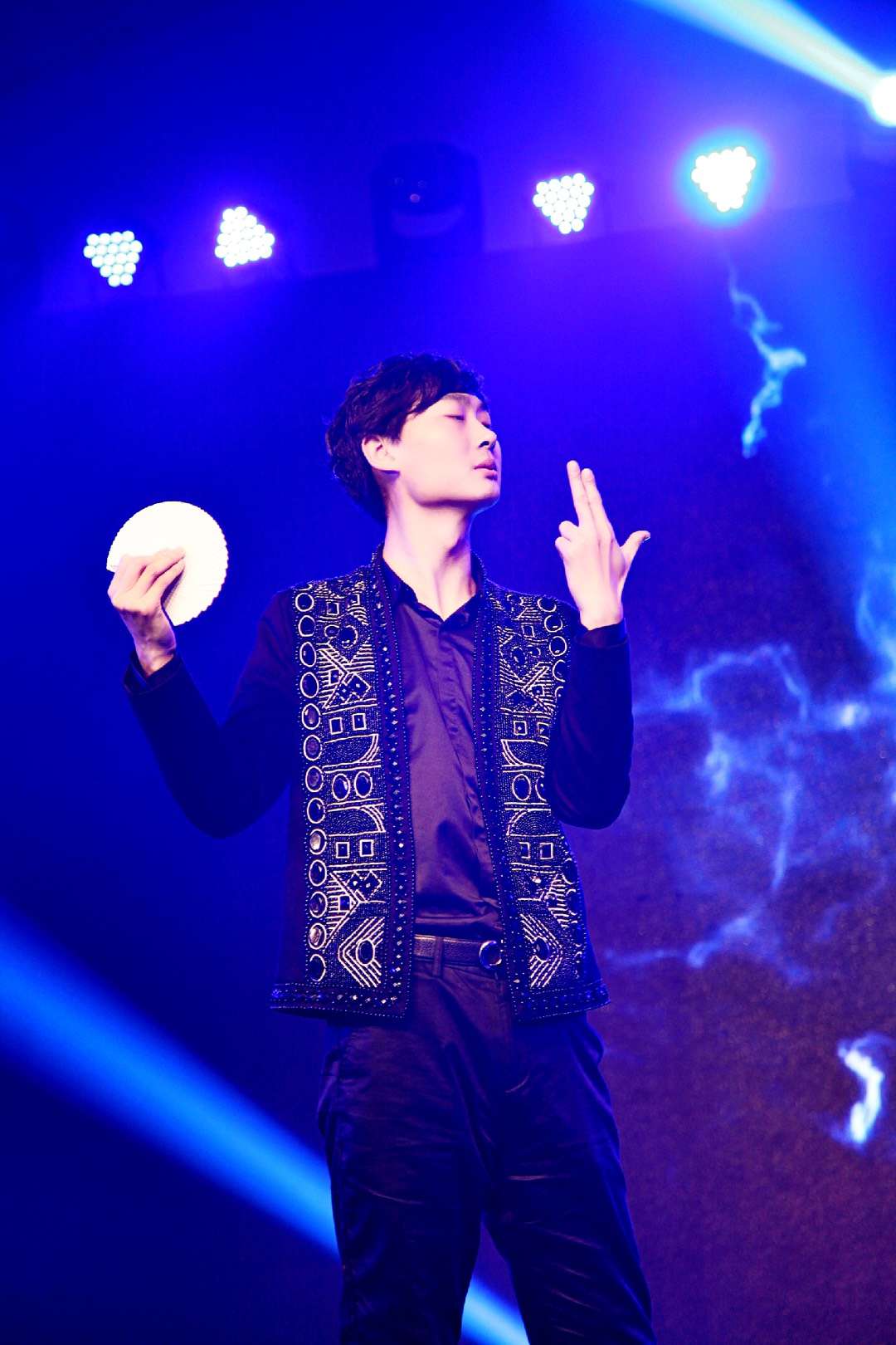 欧洲美洲18国巡演16年魔术生涯不忘初心央视魔术师那笑男