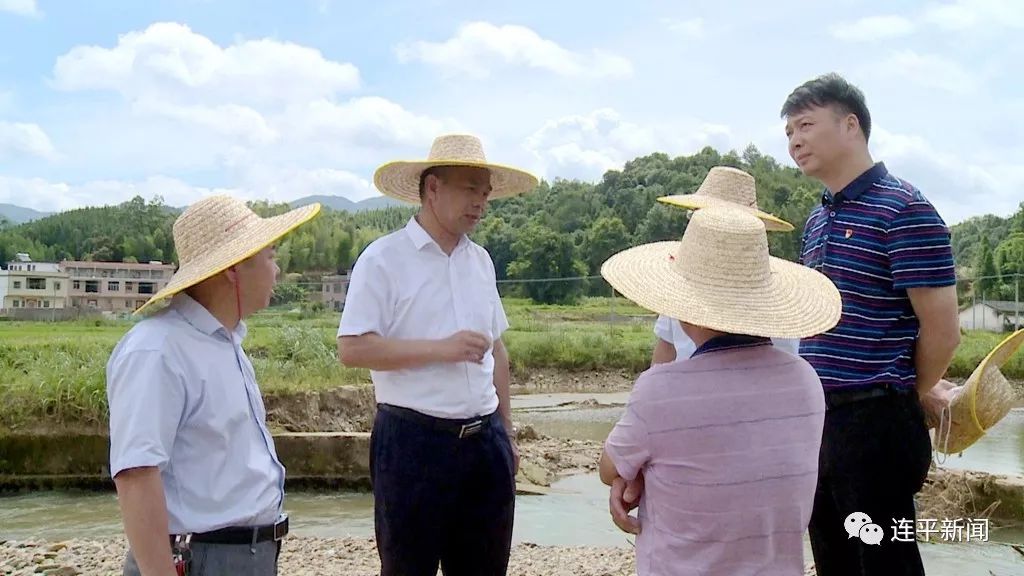 林文泉一行深入到陂頭鎮蒲田村,塘田村,貴東中學等地,看望慰問一線