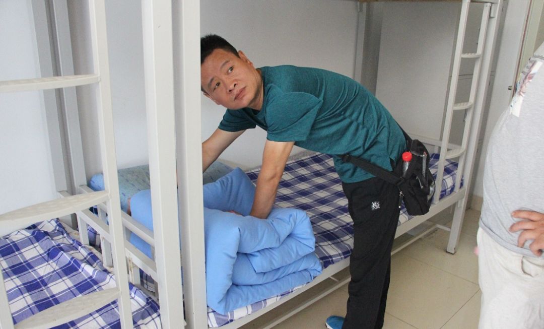 而后,各级领导,省市专家,各学校校长,家长参观闻韶中学校园,感受教学