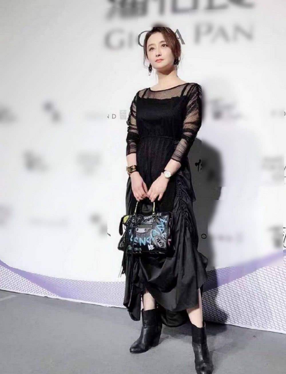 其实陈德容她穿白色裙子的时候,会比她穿黑色裙子更好看一点,这次她