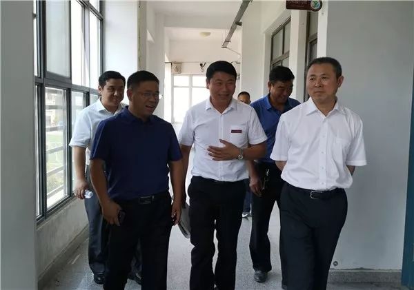 中牟县晨阳路学校:刘集镇党委常务副书记李恒到校慰问教师