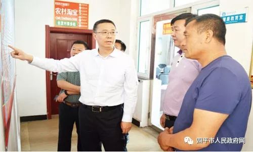 6月18日,市委书记韩福春一行在双辽市双山镇长发村实地调研脱贫攻坚