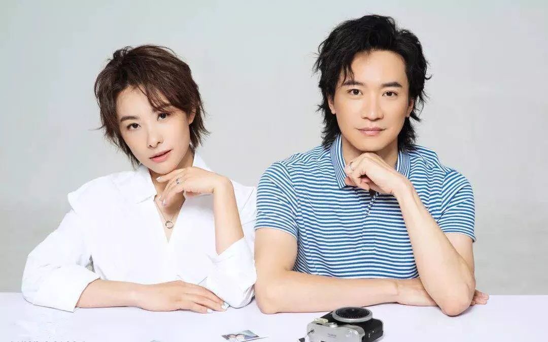 刘璇&王弢现身芒果tv会员《在现场》见面会,高颜值夫妇分享《向往的