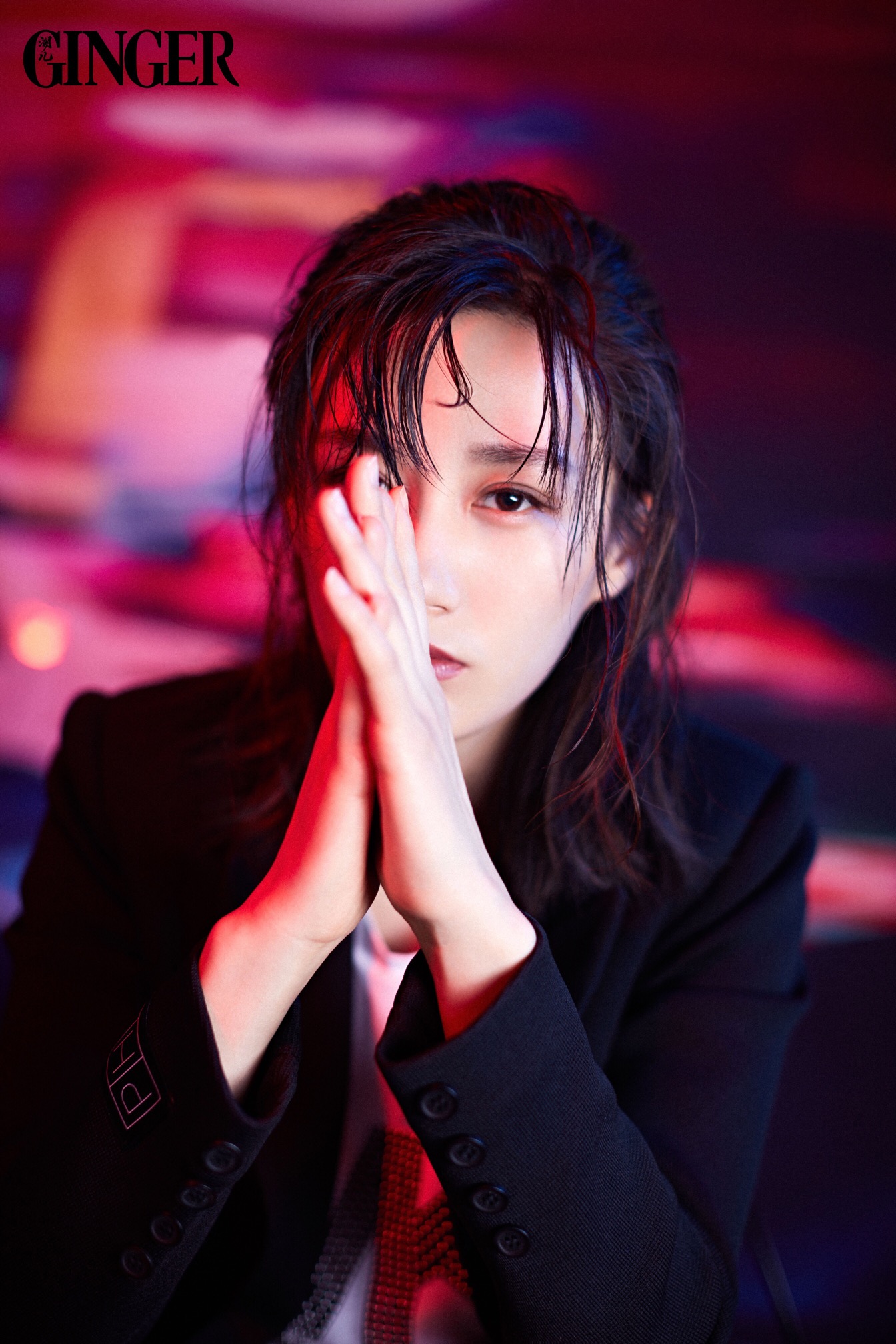 徐悦街拍大片演绎正青春酷帅金属感穿梭光影