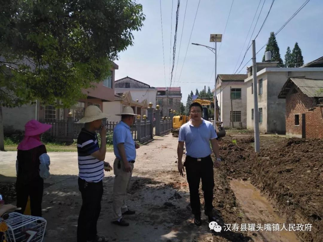 杨友明在各村督导推进样板路段建设