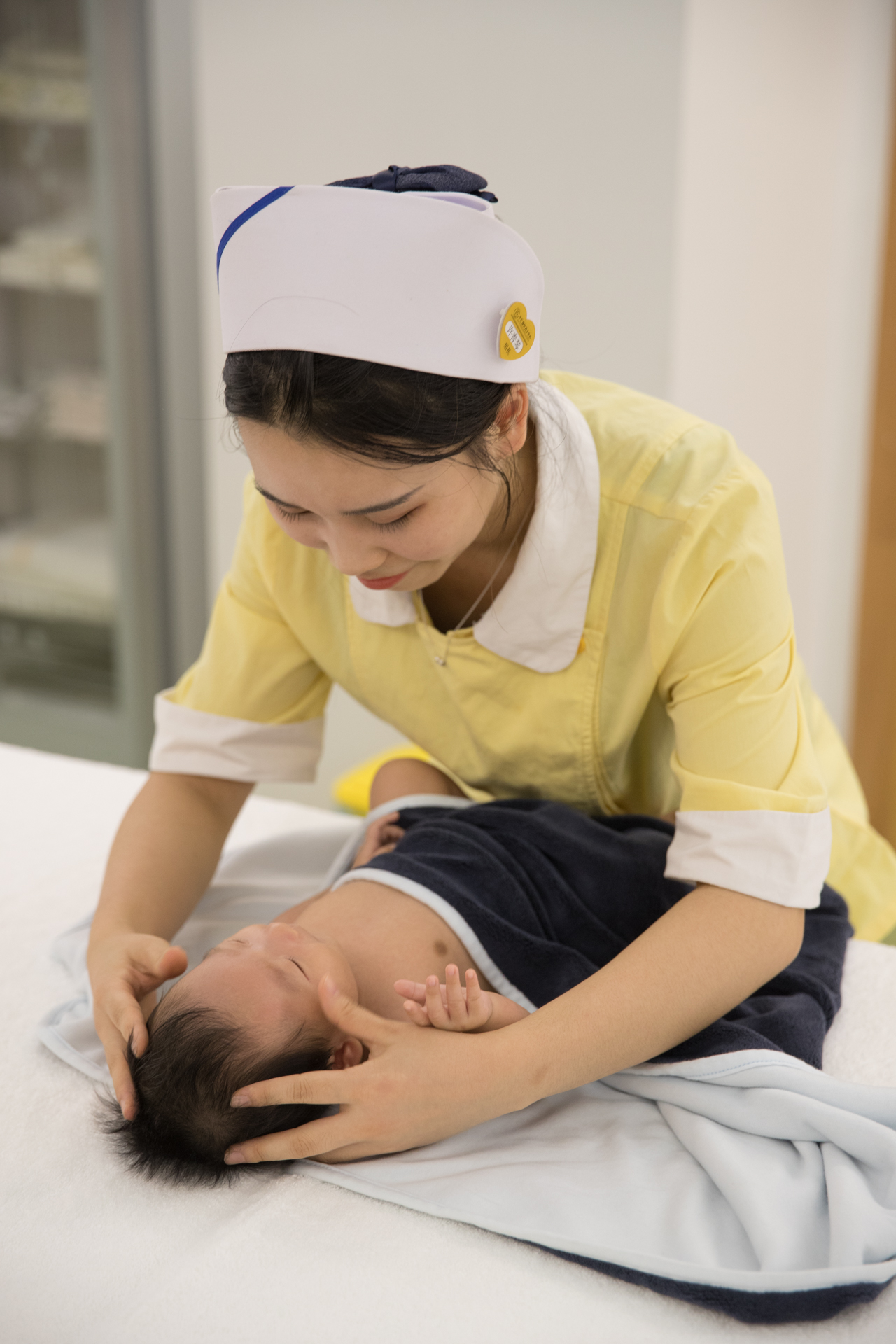 那么我们在家的家长要怎么给宝宝抚触呢?