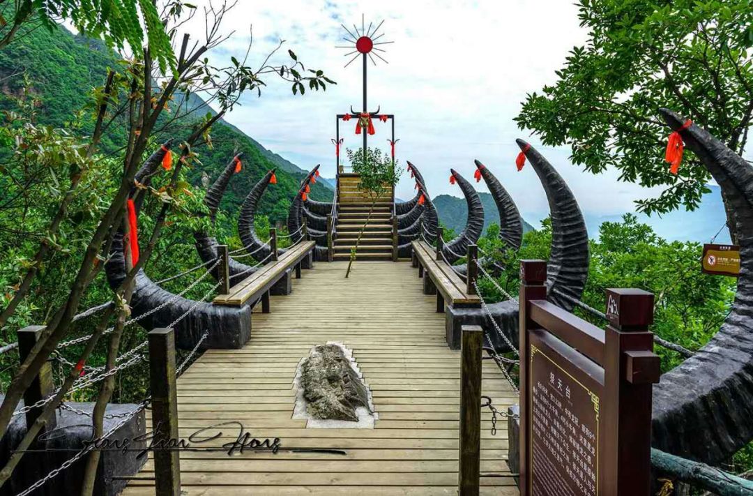 进入300米长的时光隧道,时光隧道让我们追溯三联峒的历史遗迹,让我们