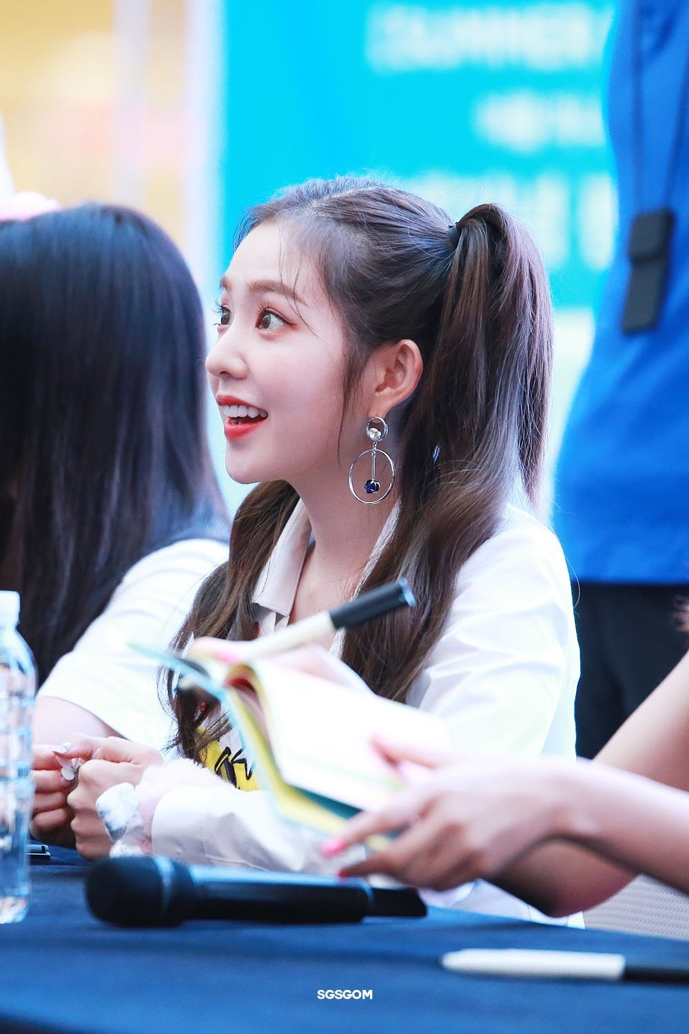 红贝贝新歌来袭 颜神裴珠泫夏日玻璃眼妆太靓了吧