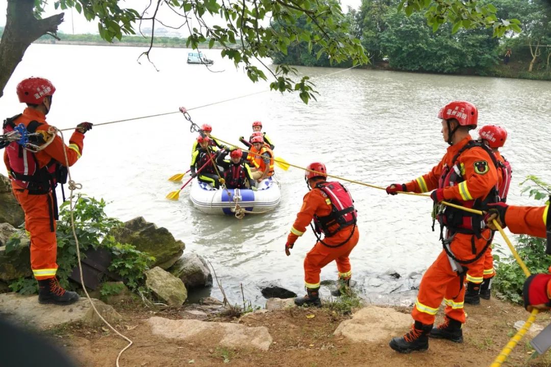 全省消防救援队伍开展消防水域(高空山岳)救援综合演练