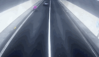 高速交警舟山支队指挥中心民警在监控视频中发现了这辆三轮车,过往