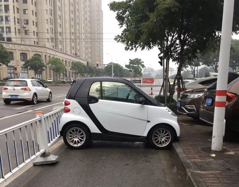【关注市区停车乱象】一车占两位,路边随意停,堵消防通道……这样的不