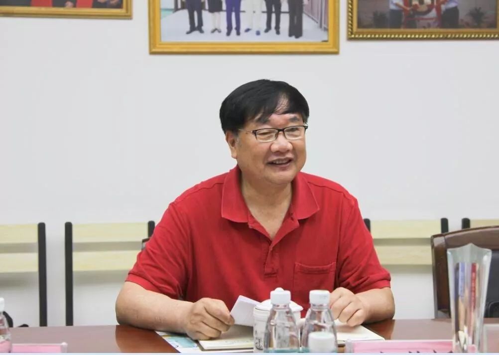 座谈会上,湖北朗德医疗科技有限公司董事长朱世新汇报了公司生产经营