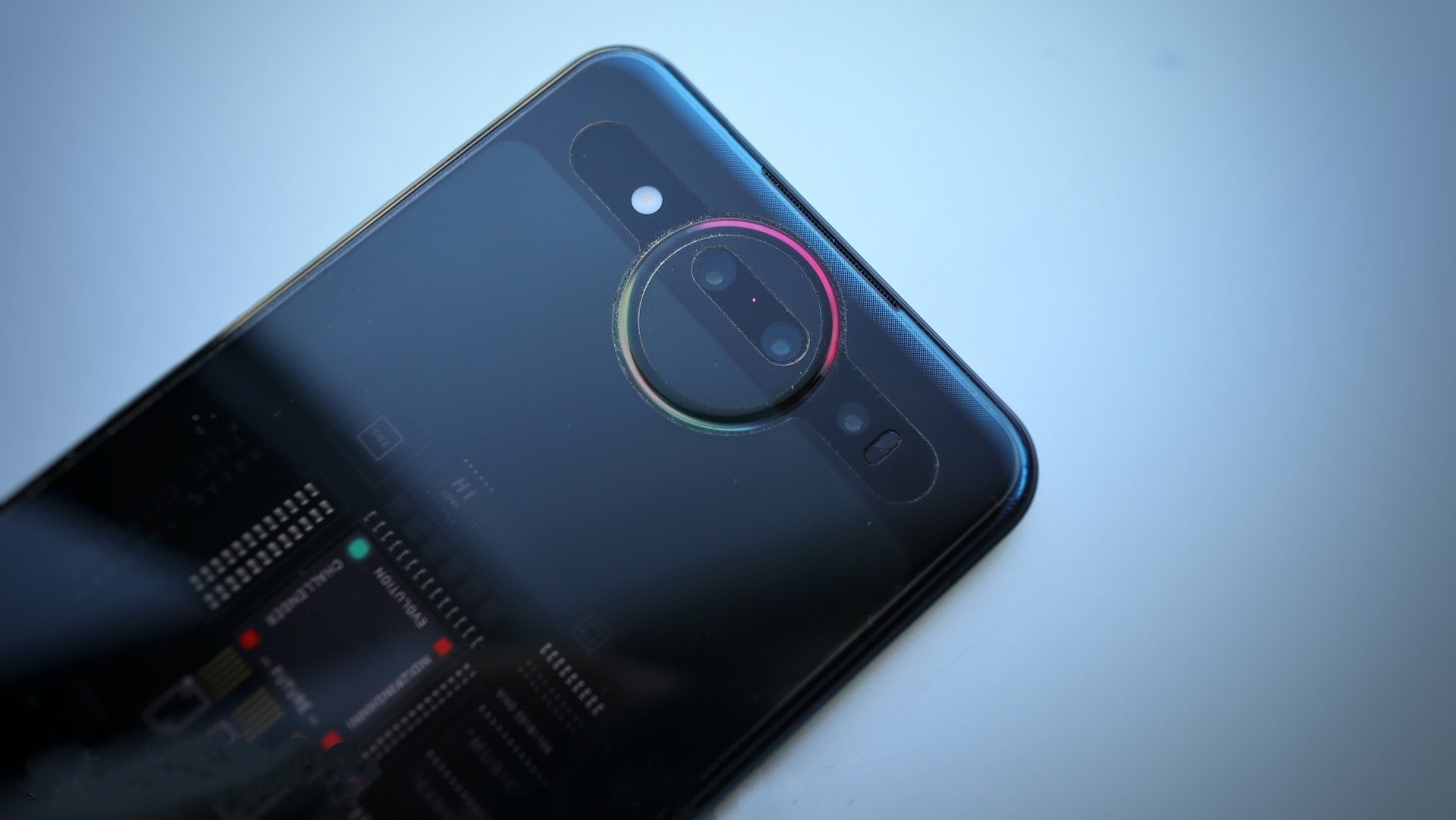 而另一为消息人士表示:三星双面屏的设计几乎撞脸了vivo nex双屏版的