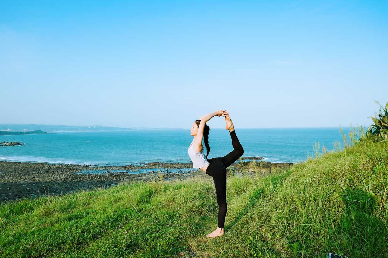 1/ 9 做个瑜伽人该有的柔 舒展的是身体的灵 催化的是韧带的醒 塑造的