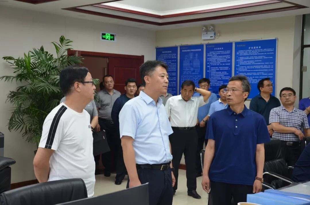 6月19日,郊区区委书记王明厚到保安煤业检查指导,郊区能源局局长乔