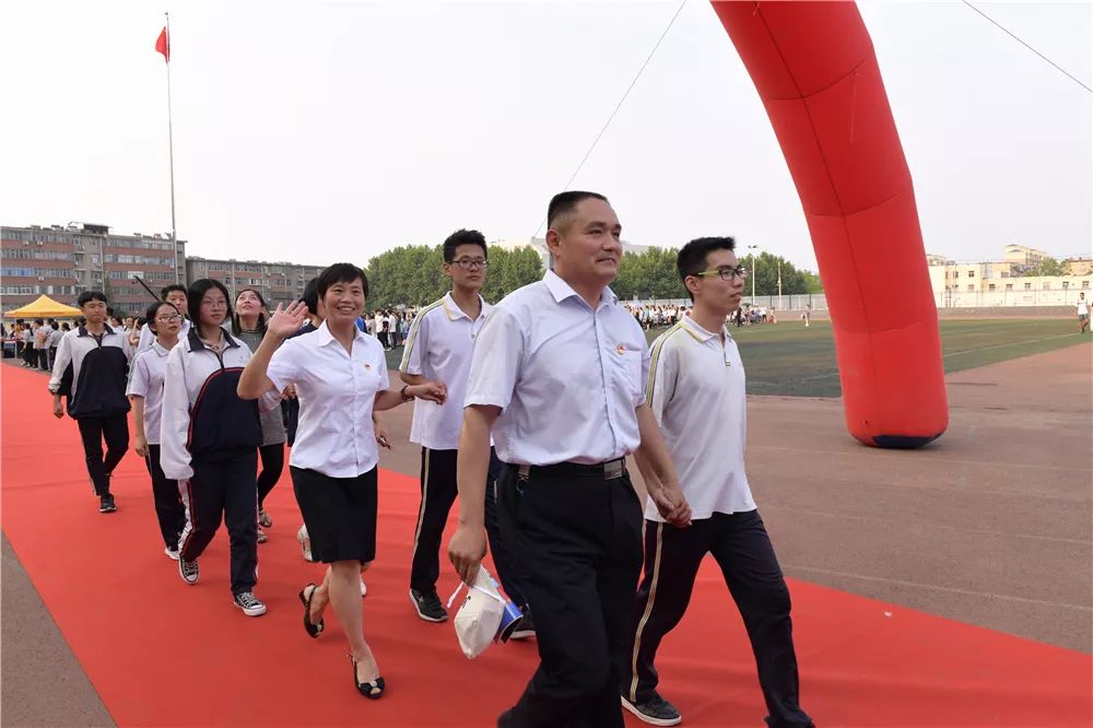 鲲鹏凌万里鸿鹄志高远周村区实验中学为2019届毕业生举行毕业典礼