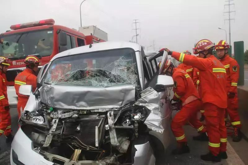 6月18日,义乌市环城西路靠龙回立交桥处发生交通事故,导致一名司机被