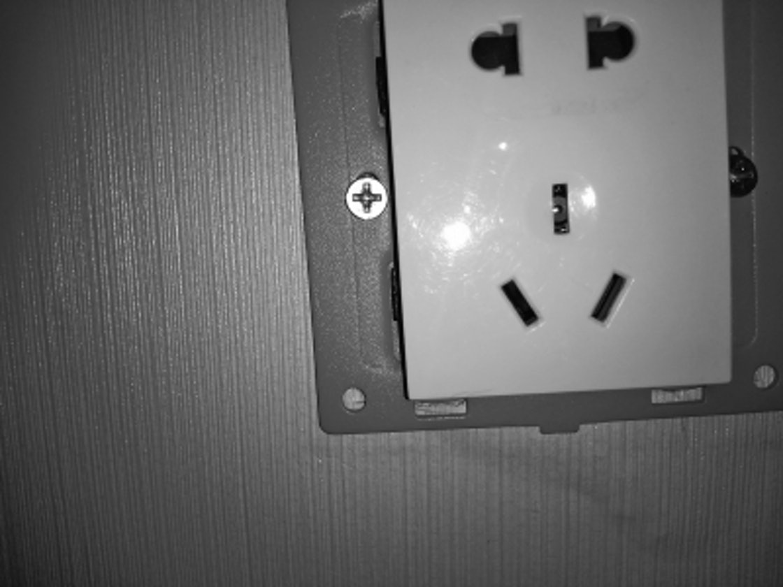 情侣入住郑州酒店发现针孔镜头负责人向媒体表示:八成酒店都有装!_黄