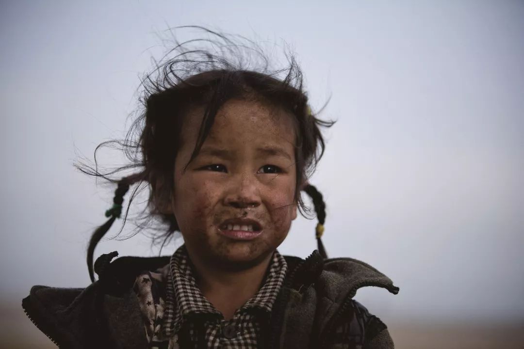 他可以豪掷38万元卖画所得给贵州威宁的贫困山区儿童送