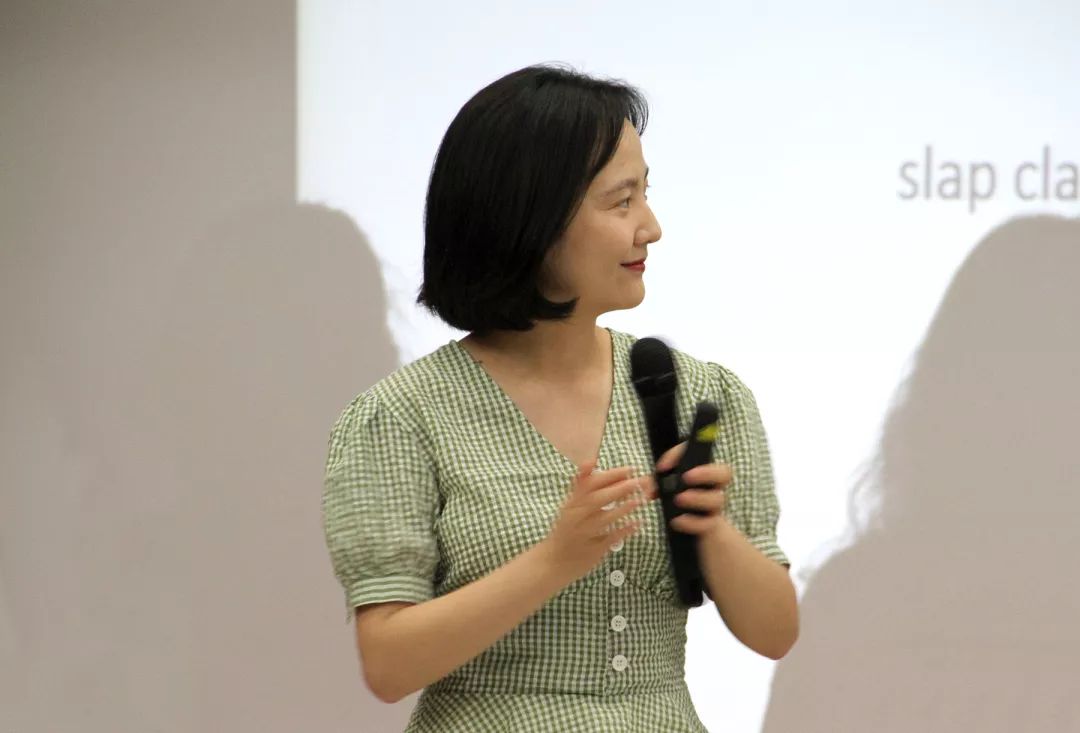 本次培训围绕"kids box & nce"展开,王丽君老师和杨航老师通过示范课