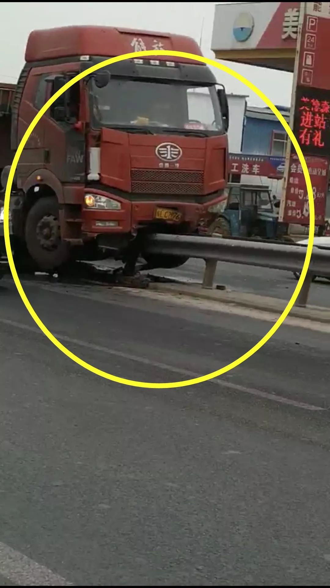 突发枣庄一大车直接铲了场面惊人