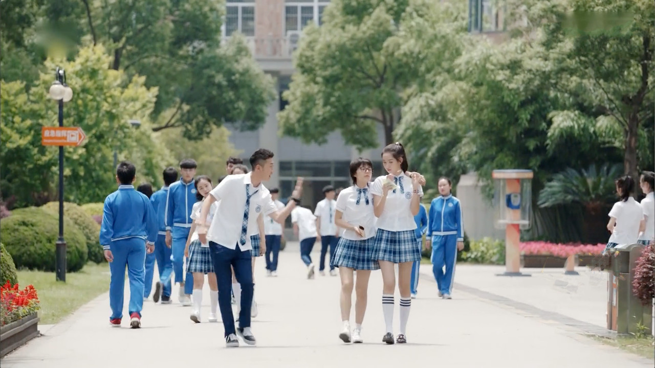 《少年派》这部剧电视剧里,精英中学的全体学生都有着制服般的校服