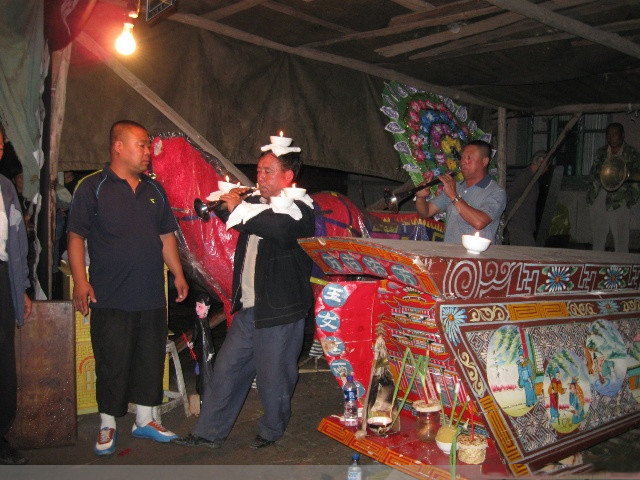 父亲去世的第二天晚上,开始辞灵.