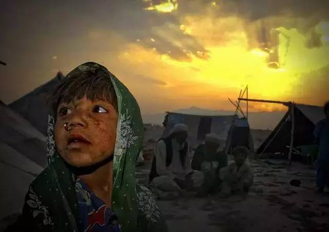 反观历史上的著名照片,无论是星条旗插上硫磺岛,胜利之吻,非洲饥饿