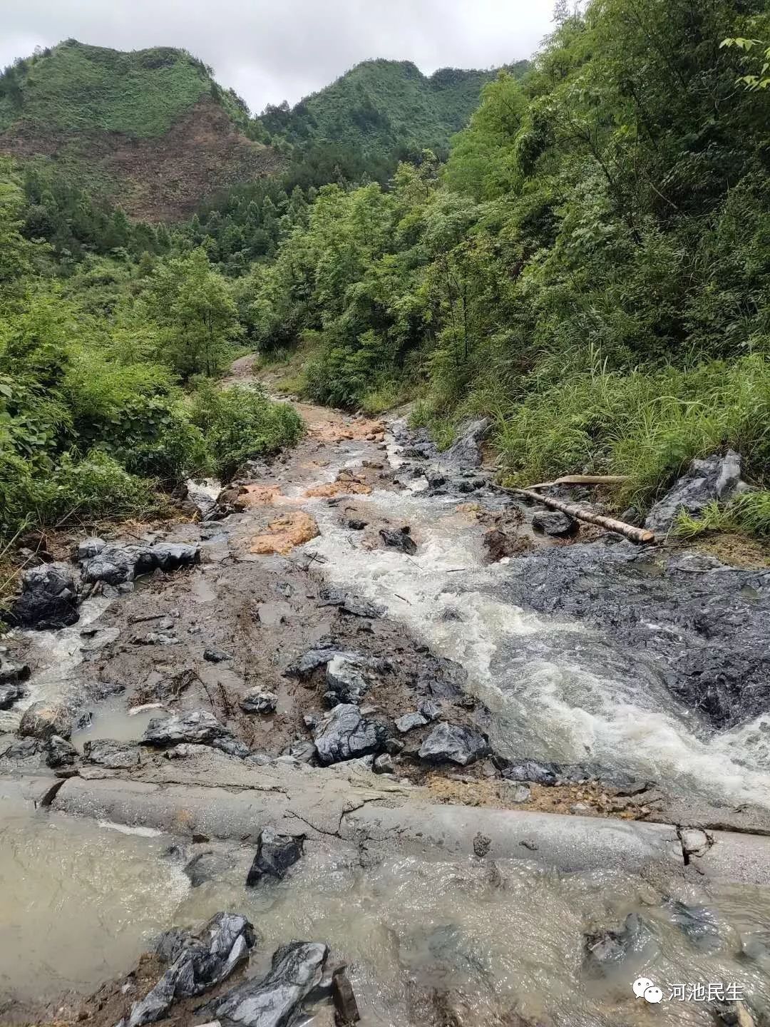 受暴雨影响,河池发生山洪灾害,农田,电站被淹没,道路塌方.