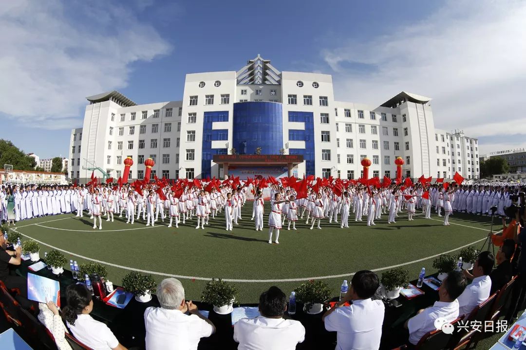 【影像】快进来看看,六月的乌市五中校园,因何异彩纷呈……_乌兰浩特