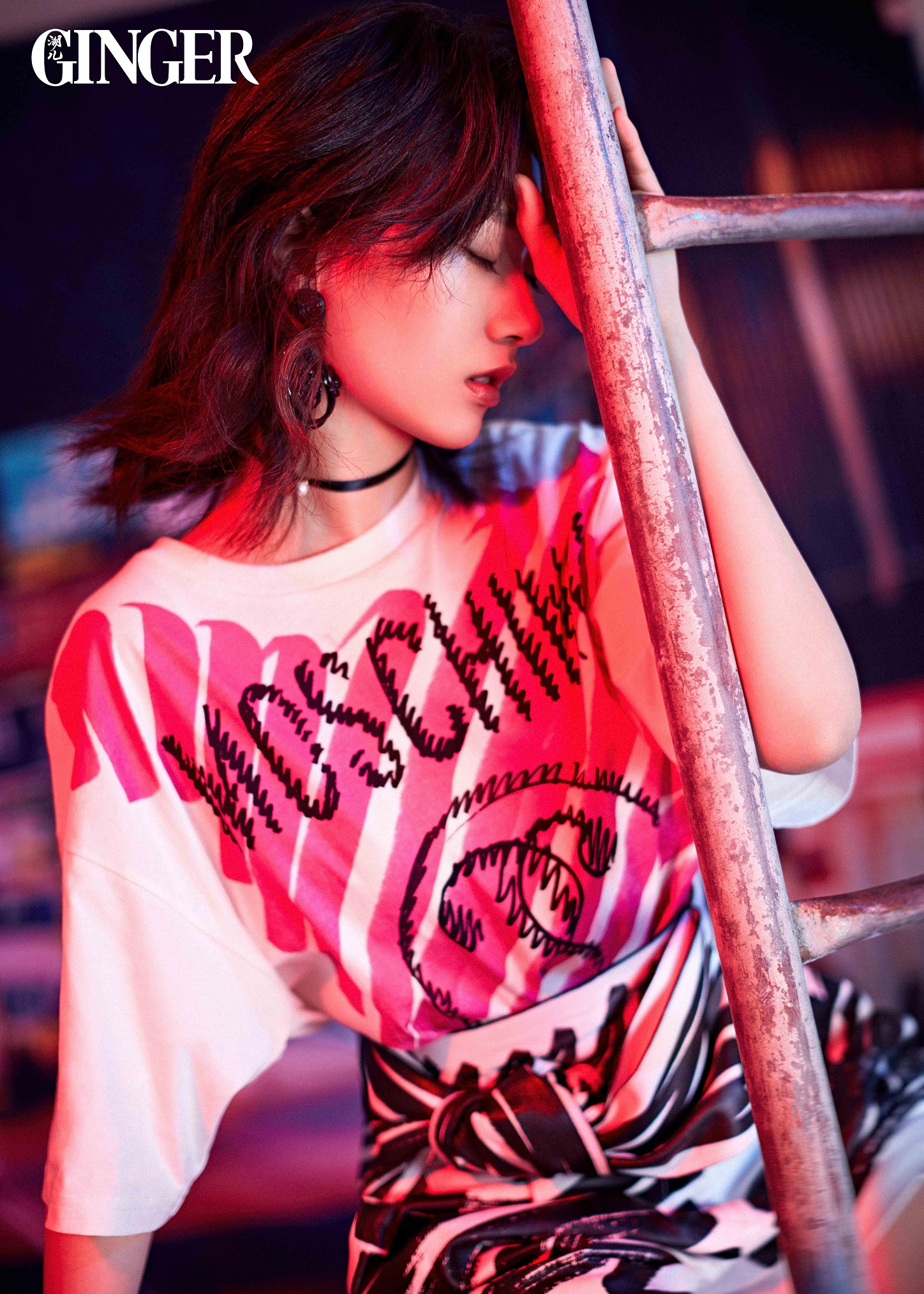 徐悦街拍大片演绎正青春酷帅金属感穿梭光影