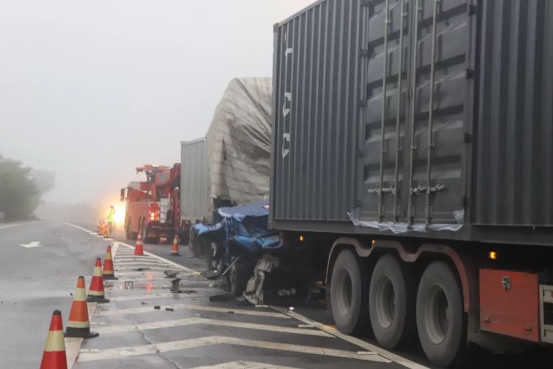 渝湘高速发生严重交通事故,三辆重型货车追尾,1死4伤
