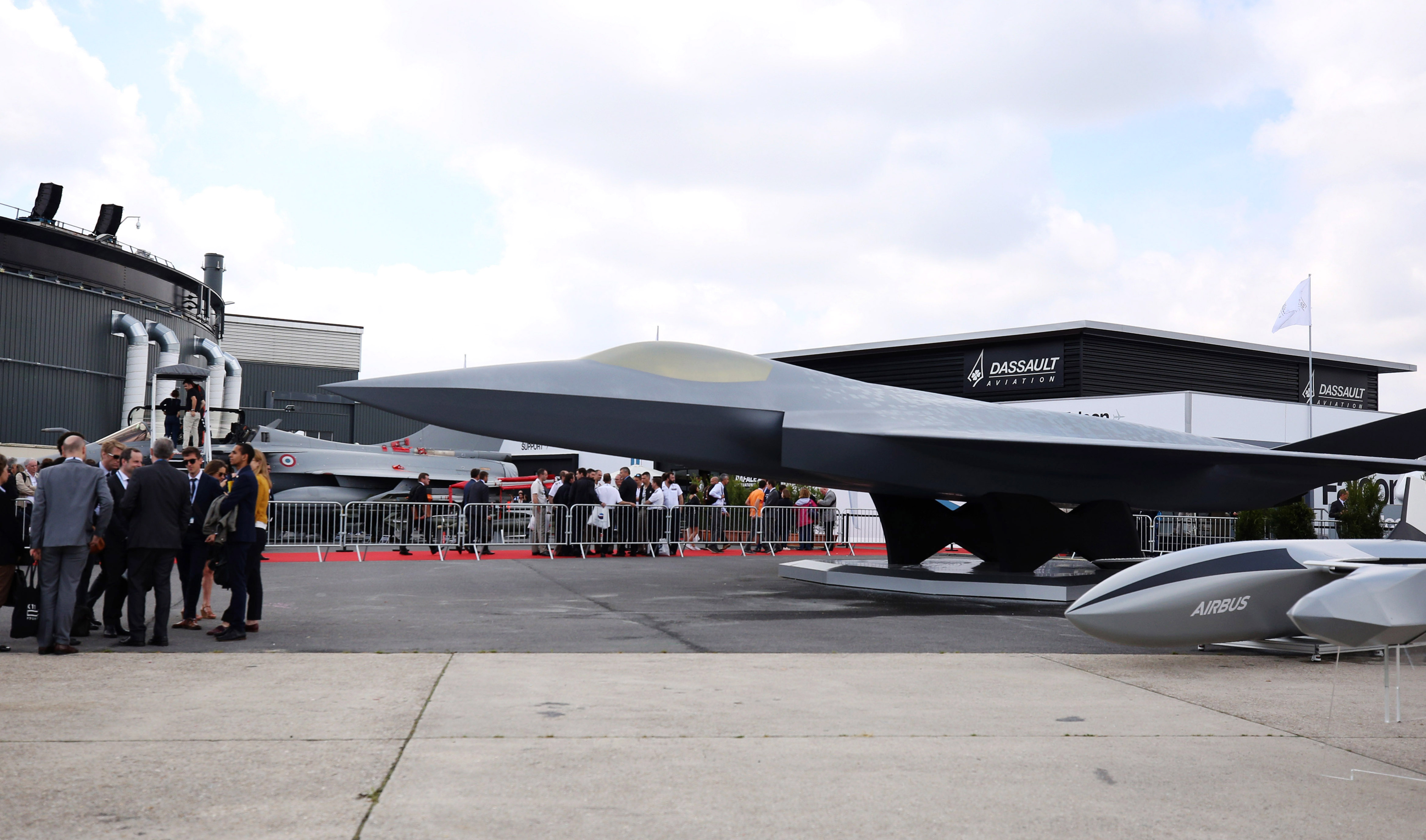 公司和欧洲飞机制造商空中客车公司联合研制的第六代战斗机全尺寸模型