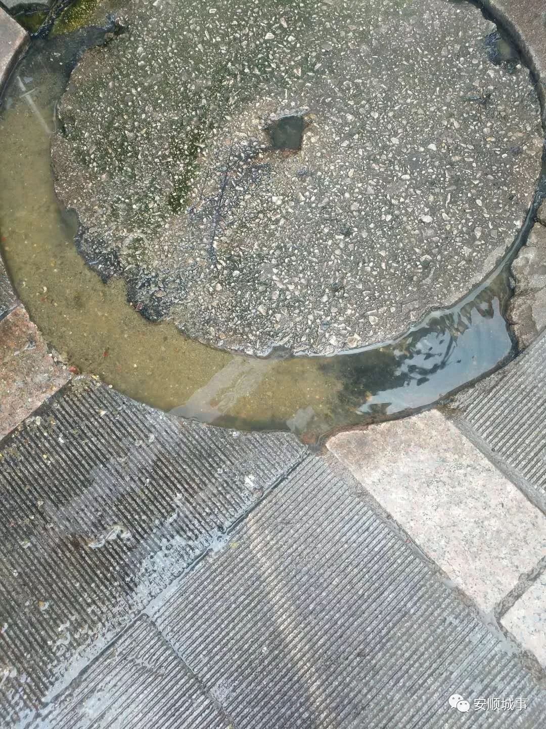 网友反映老大十字卫坝口下水道堵塞不停往外冒臭水