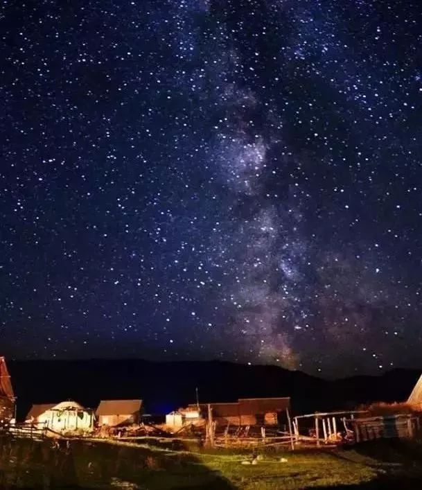 夜晚的喀纳斯景区,听冬不拉的琴声从远方传来,大小朋友化为数星星的