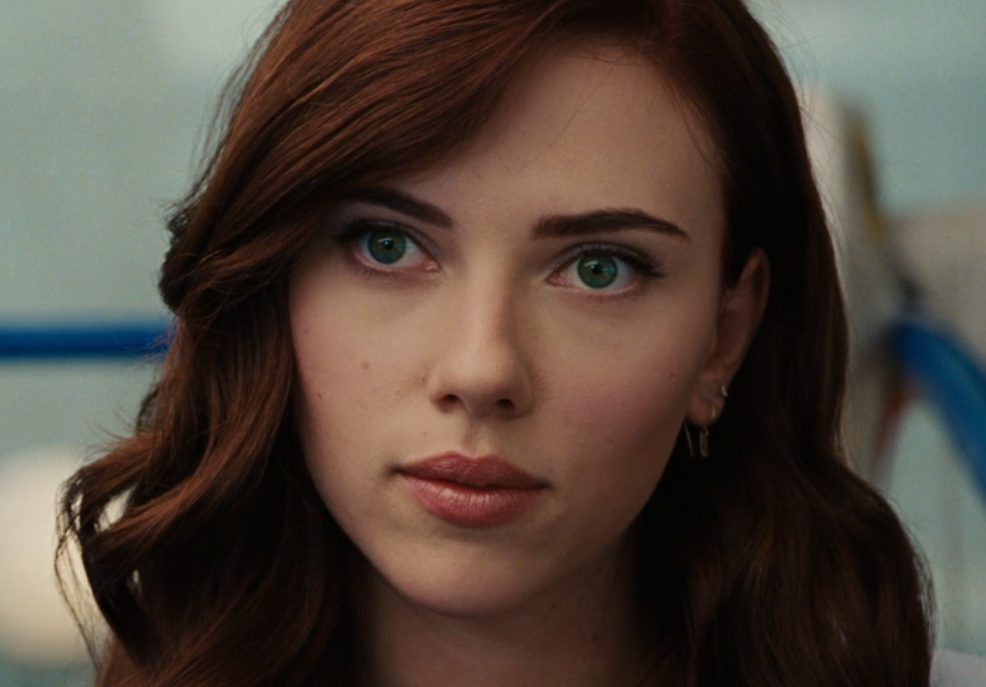 斯嘉丽为何从不留刘海?看到她唯一齐刘海照,网友:秒变路人甲!_电影