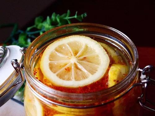 主要是由于生活习惯和肠道干燥引起的,经常喝陈皮柠檬茶可以润肠通便.