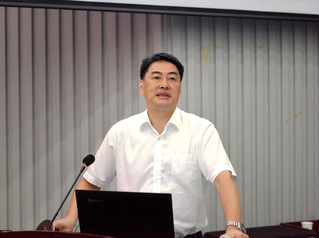 陈勤首先对本次教师培训方案,培养模式及学校教师发展的"三航计划"