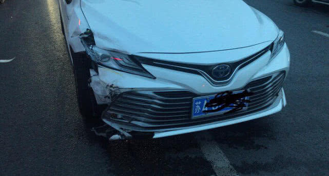 丰田凯美瑞下高架后追尾出租车,网友:这样的日系车真的不多了