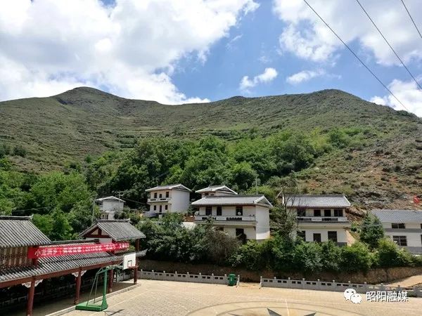 小龙洞乡偏坡苗寨村庄美生活甜